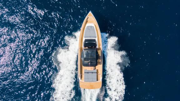 Unter den Luxusboot Charter Optionen in Nizza wird die Melek während der Fahrt aus der Luft gezeigt.