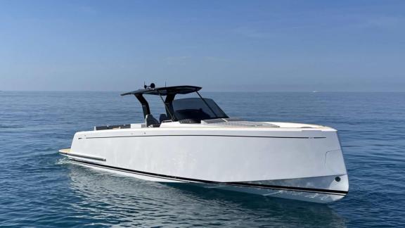 Unter den privaten Yachtcharter Optionen in Nizza liegt die Melek auf ruhigem Wasser vor Anker.