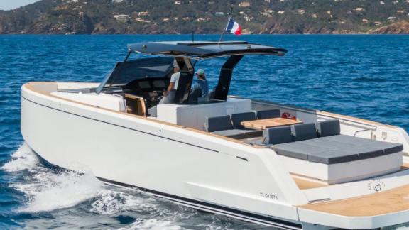 Unter den Tagesboot Charter Optionen in Nizza zeigt sich die Melek während der Fahrt von achtern.