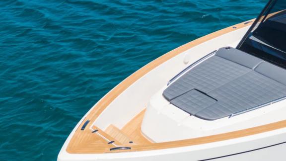 Unter den Luxus Yachtcharter Optionen in Nizza zeigt sich die Melek mit Sonnenbereich auf dem Vordeck.