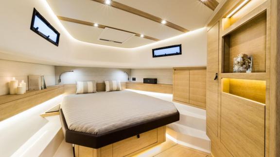 Unter den Premium Yachtcharter Optionen in Nizza zeigt sich die Melek mit heller Doppelkabine.