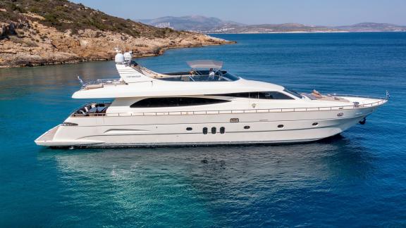 Die Luxusyacht Miraval ankert im türkisfarbenen Wasser und besticht durch ihr elegantes und geräumiges Design.