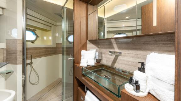 Die Ferretti 100 bietet ein Glaswaschbecken und eine moderne Duschkabine.