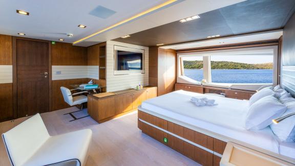 Die Ferretti 100 bietet eine luxuriöse Hauptkabine mit Meerblick und modernem Design.
