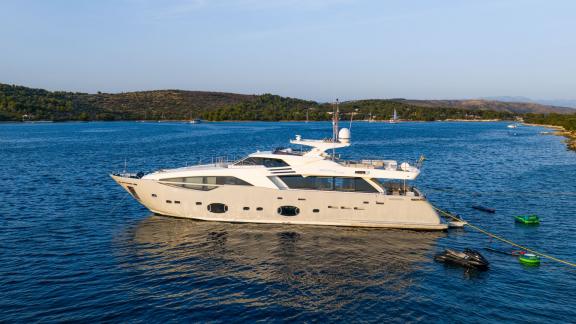 Die Ferretti Custom Line 100 Morning Star 2 liegt ruhig vor Anker.
