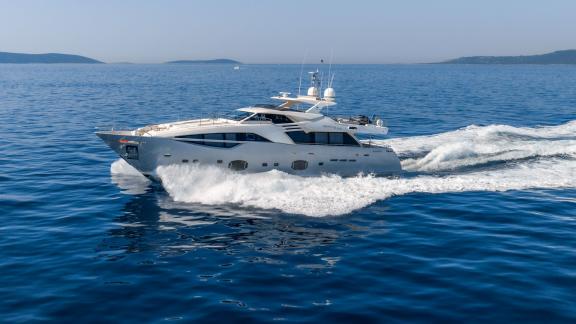 Die Ferretti Custom Line 100 Morning Star 2 fährt schnell durch das Wasser.