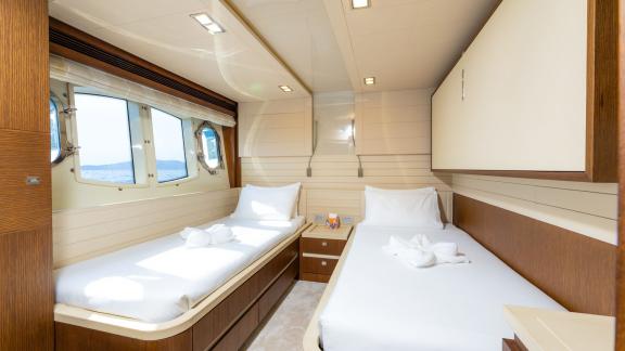 Die Ferretti 100 bietet eine komfortable Kabine mit zwei Betten und Meerblick.