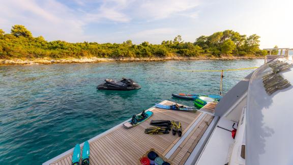 Badeplattform mit Jetski, Flossen und Ausrüstung am Abend vorbereitet.