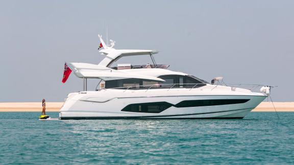 Die Yacht My Serenity liegt vor Anker in einer ruhigen Bucht mit Blick aufs Meer.