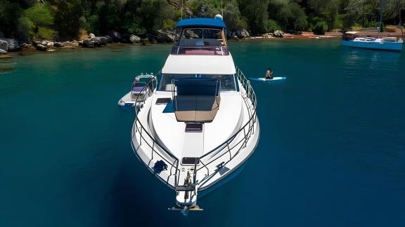 Das Vordeck der Motoryacht My Spica bietet einen perfekten Ort für Wasseraktivitäten in ruhigem Wasser.