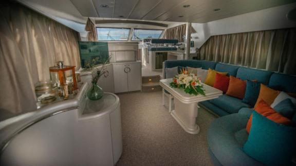 Der Salon der Motoryacht My Spica ist mit gemütlichen Sitzbereichen und stilvollem Dekor ausgestattet.