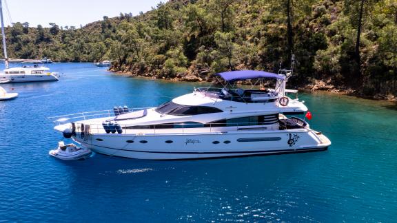 My Symphony motoryatı, Göcek tekne tatili rotalarında doğayla iç içe keşifler ve konforlu deniz kaçamakları sunuyor.