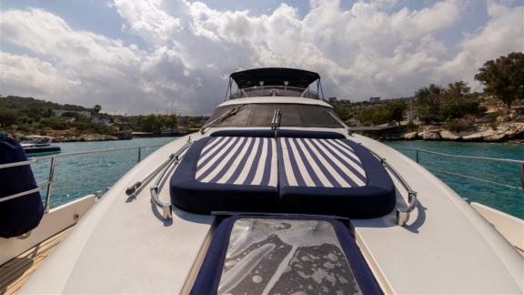 My Symphony motoryatı, Göcek yat kiralama rotalarında geniş güneşlenme alanlarıyla deniz keyfi sunuyor.