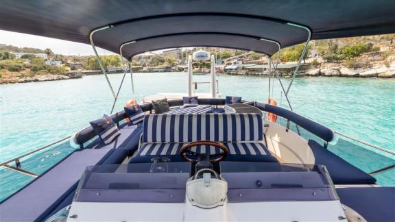 My Symphony motoryatı, Göcek tekne kiralama rotalarında flybridge alanında keyifli manzaralar ve rahatlık sunuyor.