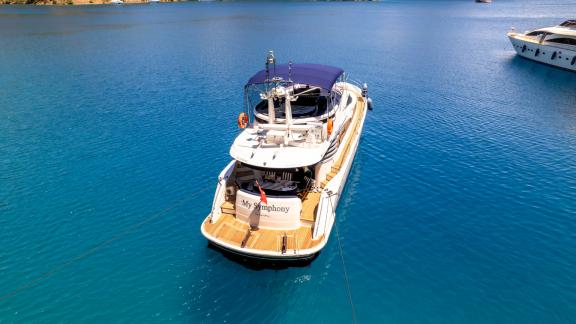 My Symphony motoryatı, Göcek yat tatili rotalarında denize kolay erişim sağlayan geniş yüzme platformuyla dikkat çekiyor