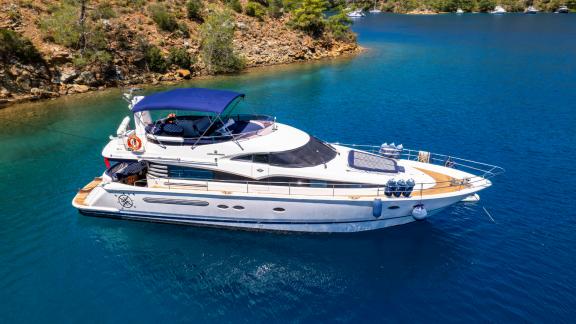 My Symphony motoryatı, Göcek tekne kiralama rotalarında sakin koy keşifleri ve butik yat tatilleri için tercih ediliyor.