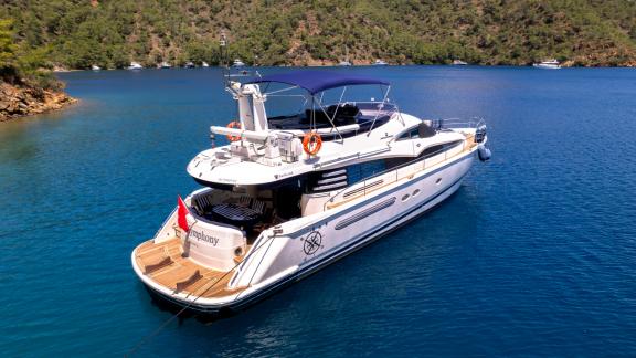 My Symphony motoryatı, Göcek yat charter rotalarında yüzme molaları ve özel deniz tatilleri için ideal bir seçenek sunuy