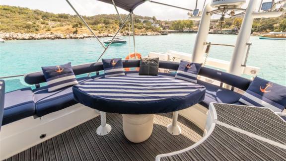 My Symphony motoryatı, Göcek yat tatili rotalarında flybridge alanında açık havada dinlenme imkanı sunuyor.