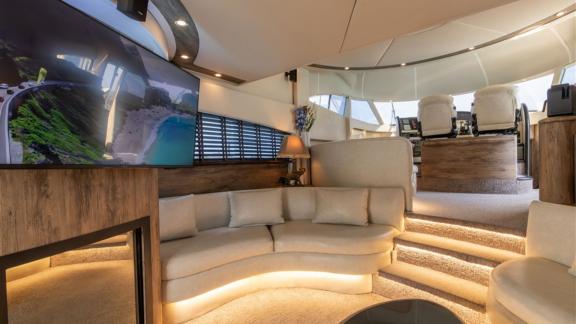 My Symphony motoryatı, Göcek yat charter programlarında dinlenme ve eğlence için şık bir lounge sunuyor.