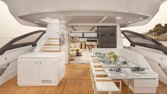 Die Myne Yacht zur Miete in Split bietet Komfort und Aussicht auf der Flybridge.