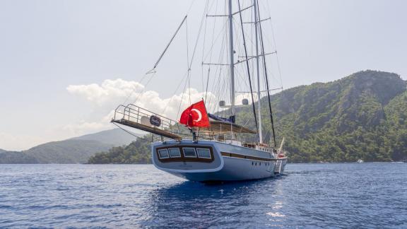 Stilvoller Motorsegler mit 5 Kabinen, segelt vor der malerischen Küste von Fethiye unter türkischer Flagge.