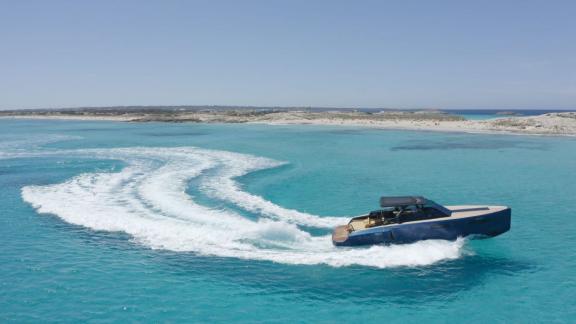 Die Motoryacht Neve hinterlässt weiße Wellen, während sie schnell auf dem offenen Meer fährt.