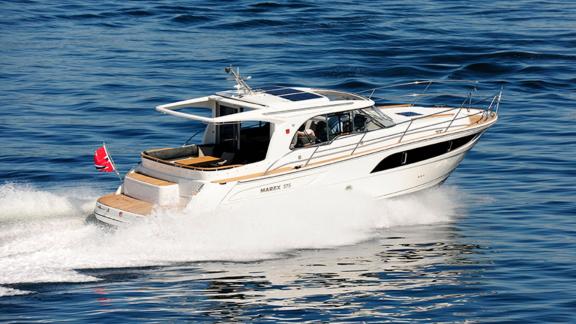 Die Motoryacht North Star zieht in voller Fahrt auf blauen Gewässern die Aufmerksamkeit auf sich.