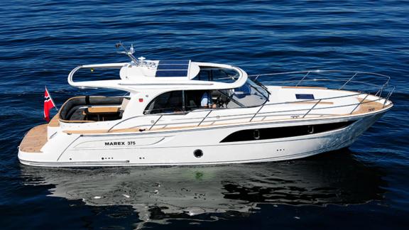 Die Motoryacht North Star bietet eine elegante Seitenansicht auf blauen Gewässern.