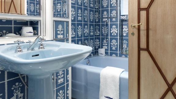 Northwind 2 features a guest bathroom with patterned tiles and a bathtub for comfortable onboard living.