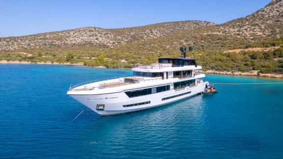 Bodrum koyunda demirli Ocean Breeze, lüks kiralık yat seçeneği olarak geniş güverte ve modern tasarım sunuyor.