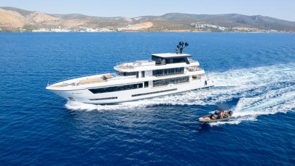 Bodrum açıklarında Ocean Breeze motoryat seyirdeyken yanında bir jet ski dalga izleri bırakıyor.