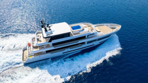 Bodrum açıklarında Ocean Breeze motoryat; üst güvertede jakuzi alanı ve geniş baş güverte ile seyirde görülüyor.