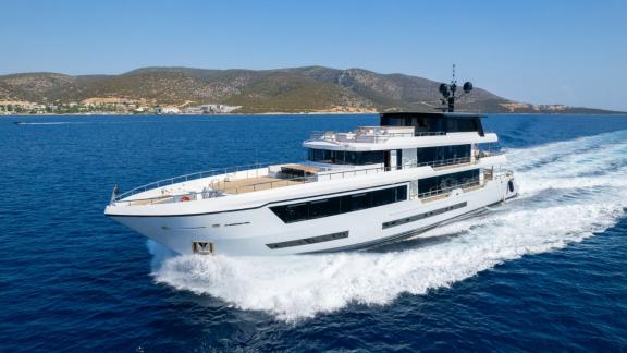 Bodrum’da bulunan Ocean Breeze motoryat denizde hızla ilerlerken modern tasarımıyla dikkat çekiyor.