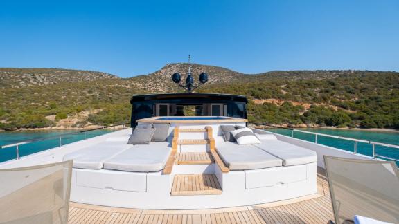 Ocean Breeze’in ön güvertesinde yer alan geniş güneşlenme alanı, lüks kiralık yat konforunu denizle buluşturuyor.