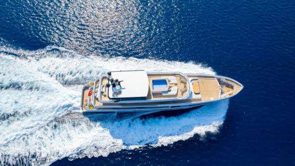 Bodrum açıklarında Ocean Breeze motoryat; üst güvertede havuz alanı ve geniş güneşlenme bölümüyle ilerliyor.