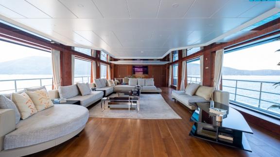 Ocean Breeze Bodrum’da geniş pencereli ana salonuyla lüks kiralık yat konforu ve ferah yaşam alanı sunar.