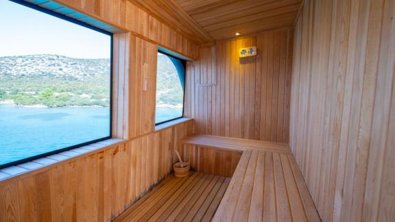 Ocean Breeze Bodrum’da deniz manzaralı özel sauna ile lüks kiralık yat deneyimi ve ayrıcalıklı konfor sunar.