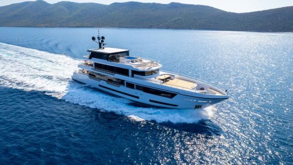 Die Motoryacht Ocean Breeze fährt vor Bodrum und bietet Platz für 12 Gäste in 6 Kabinen.
