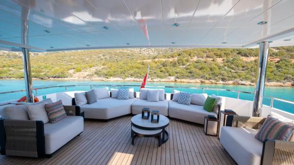 Ocean Breeze Bodrum’da geniş arka güvertede lüks kiralık yat konforu ve deniz manzaralı şık dinlenme alanı sunar.