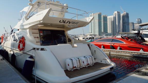 Dubai yat kiralama ile Oliviia motoryatı, Dubai Marina’da lüks bir deniz yolculuğu için sizleri bekliyor.