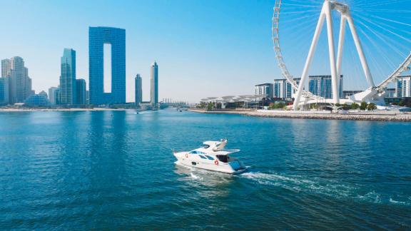 Dubai yat kiralama ile Oliviia motoryatı eşliğinde Ain Dubai ve Bluewaters Adası’nın güzelliklerini keşfedin.