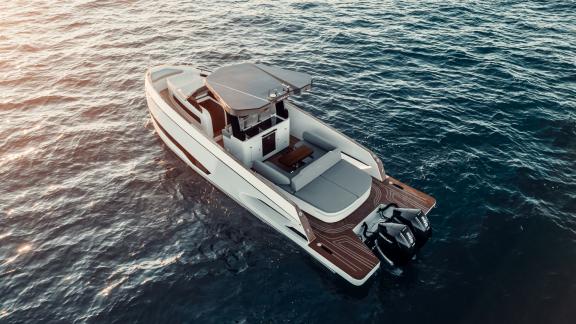 Mallorca Yachtcharter in der goldenen Stunde mit stilvoller Origami auf offenem Meer.