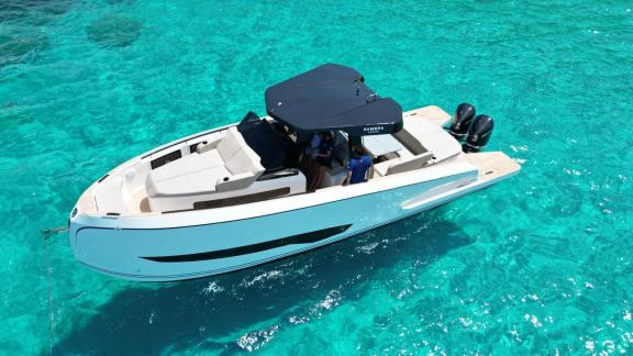 Entdecken Sie traumhafte Mallorca-Yachtcharter mit der eleganten Origami auf türkisblauem Wasser.
