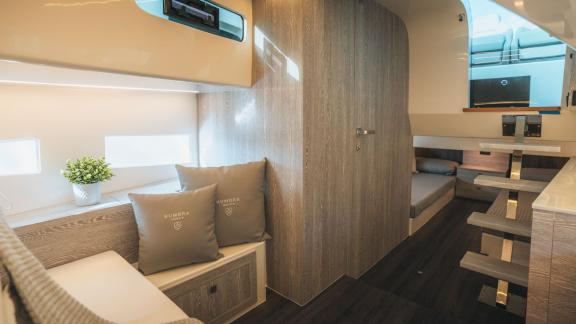Heller Loungebereich unter Deck ideal für Yachtcharter auf Mallorca.
