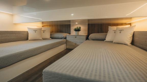 Komfortable Twin-Kabine auf der Origami für Yachtcharter Mallorca.