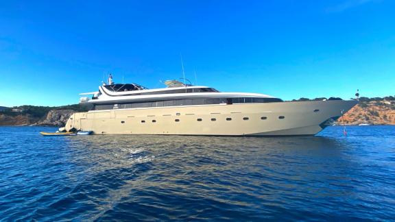 Die Motoryacht Paula 3 ist im ruhigen Wasser des offenen Meeres verankert.