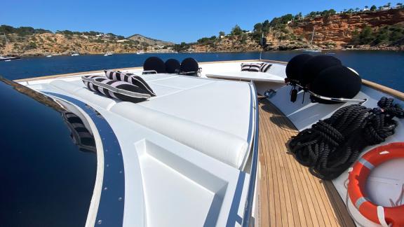 The foredeck of Paula 3 yacht features sunbeds and ropes.