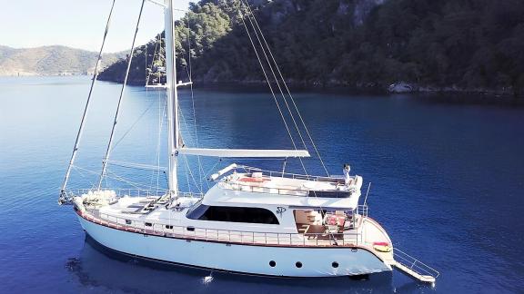 The elegant yacht Perdue for rent offers an unforgettable sailing experience in Fethiye.