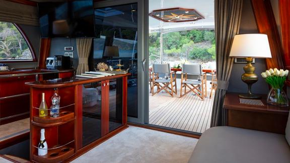 Auf der Perdue in Fethiye sind der Servicebereich im Salon und der Sitzbereich am Achterdeck zu sehen.
