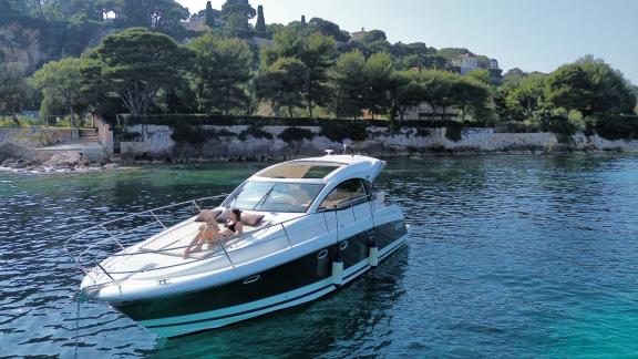 Tagescharter in Nizza mit Perle d Azur zeigt ruhiges Ankern und Sonnenbereich.